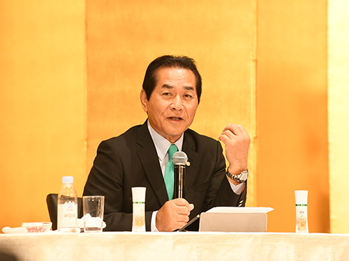 桃園会長はメンバーを激励。「ハワイ大会」を開催などを発表した。